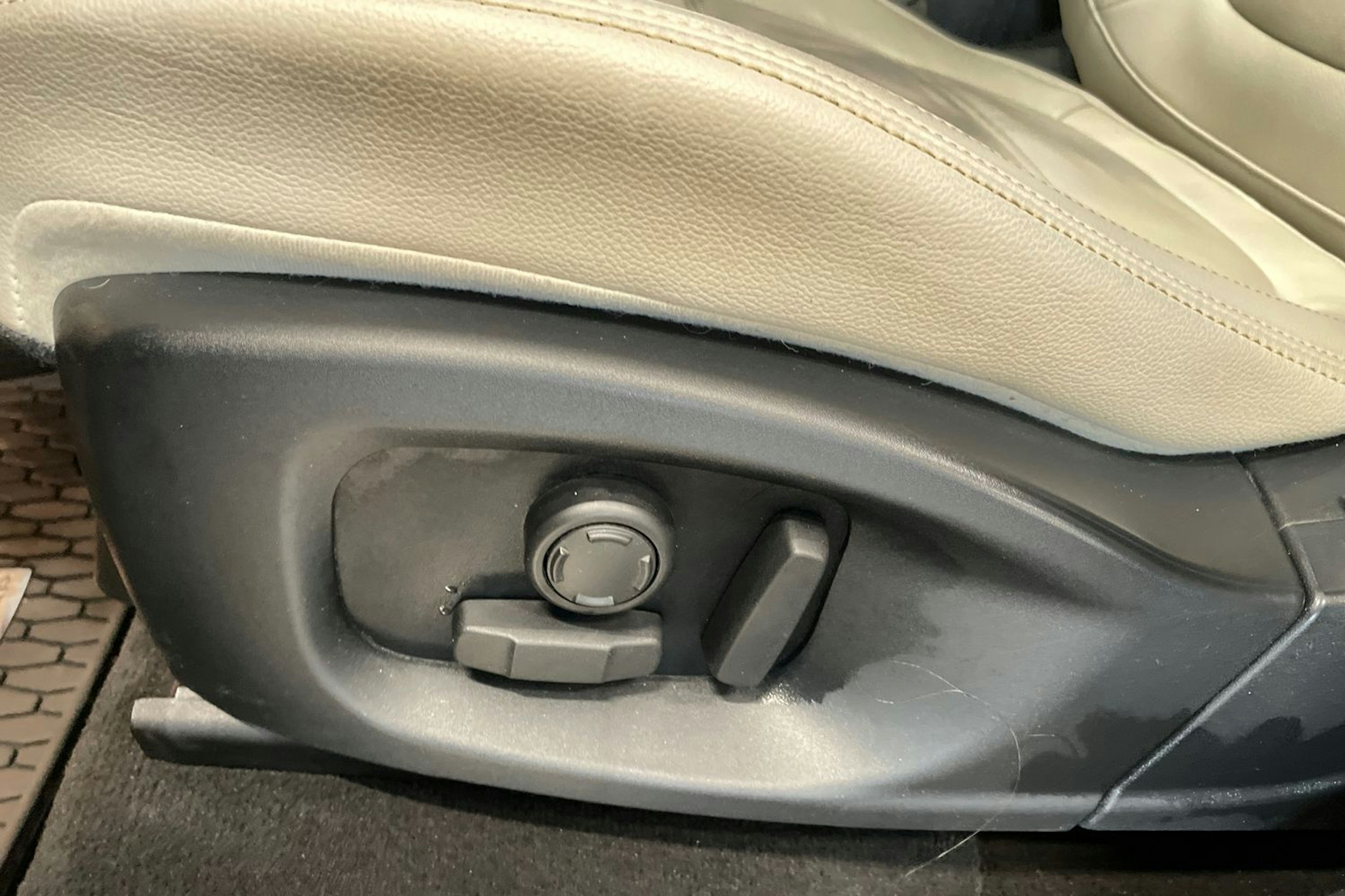 met. harmaa Jaguar F-PACE 2018 kuva 17.