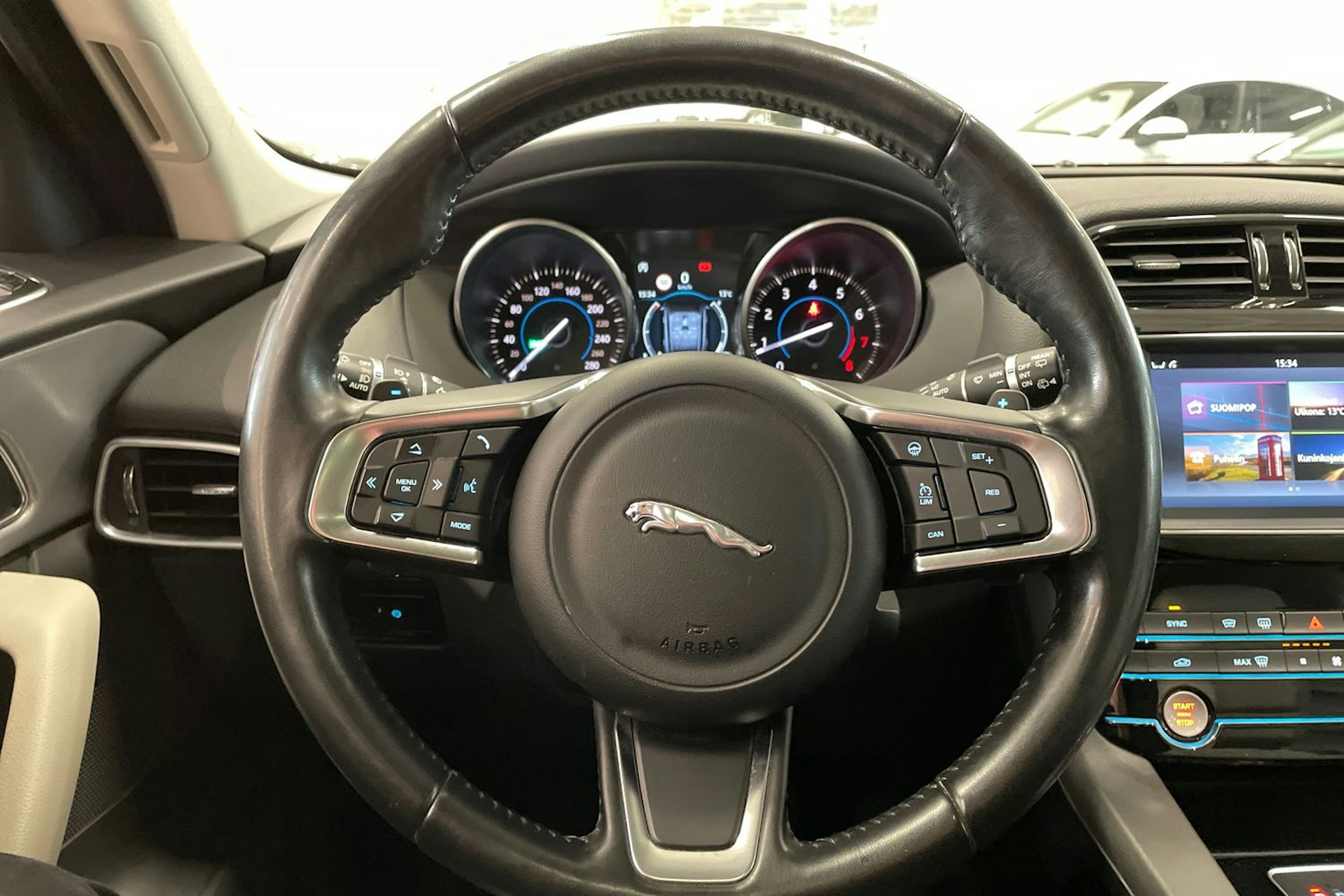 met. harmaa Jaguar F-PACE 2018 kuva 19.