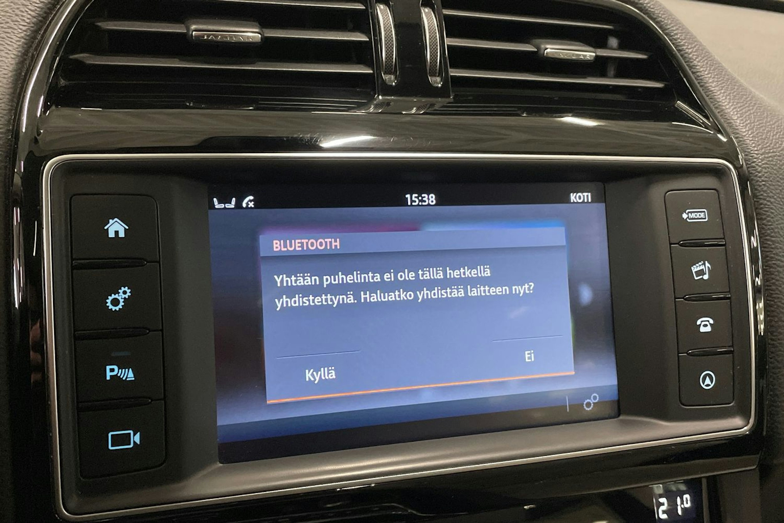 met. harmaa Jaguar F-PACE 2018 kuva 28.