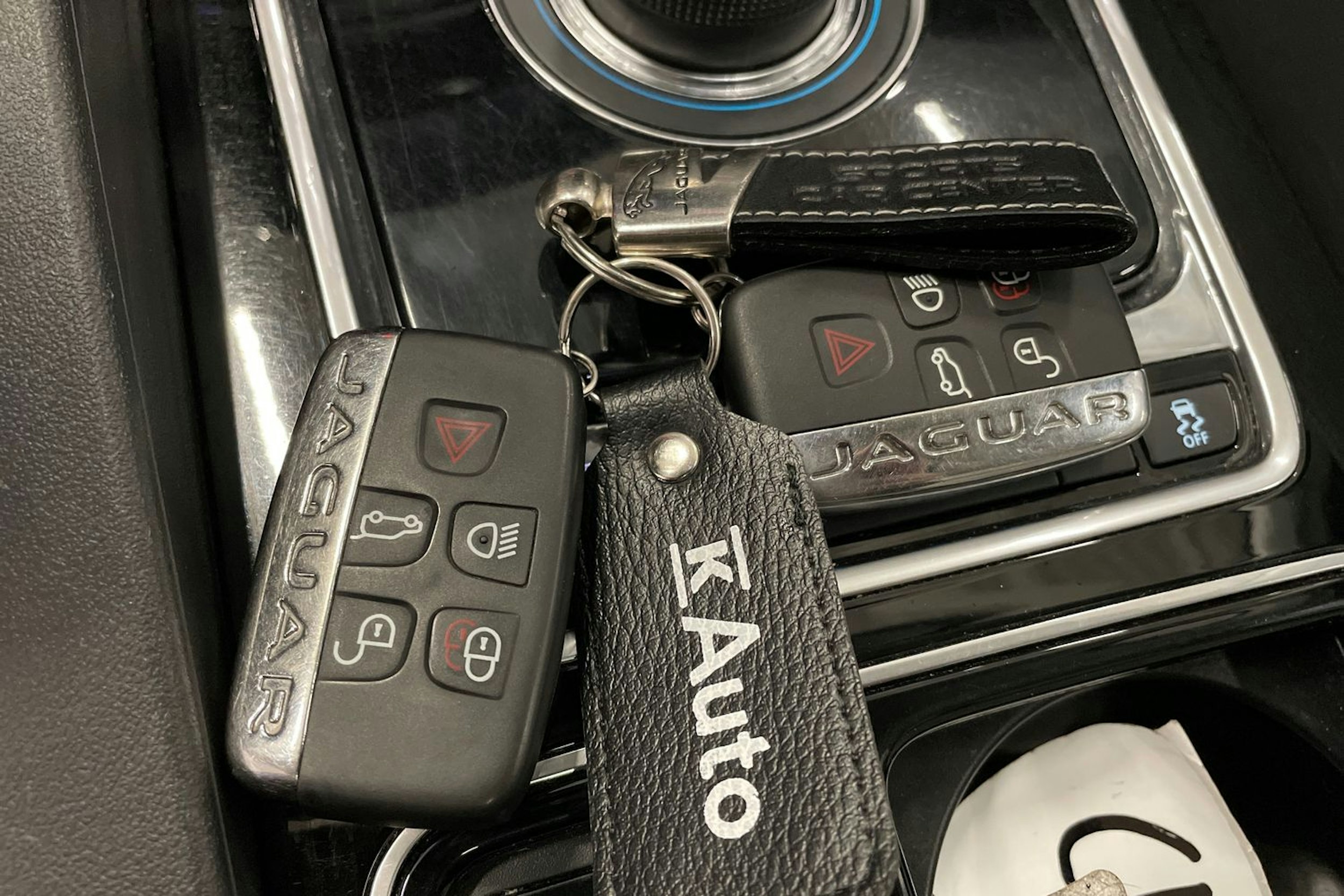 met. harmaa Jaguar F-PACE 2018 kuva 33.