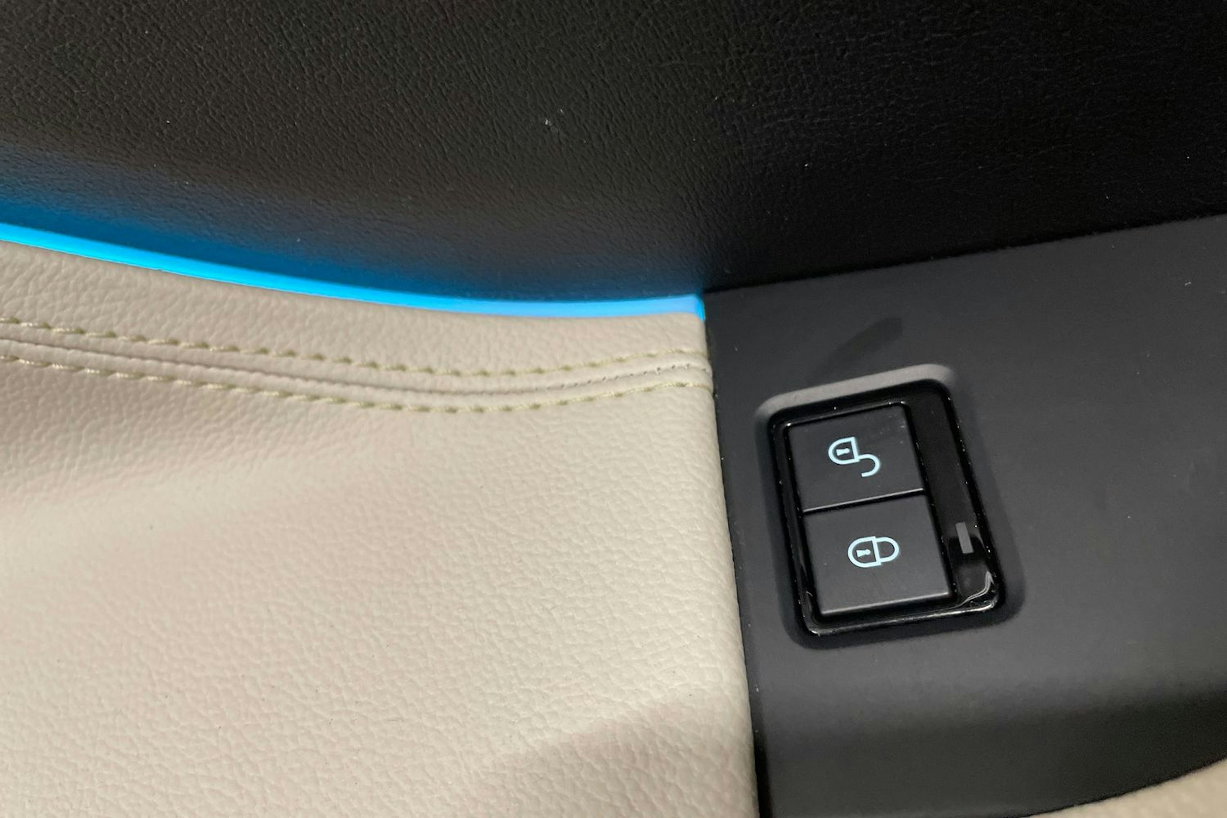 met. harmaa Jaguar F-PACE 2018 kuva 35.