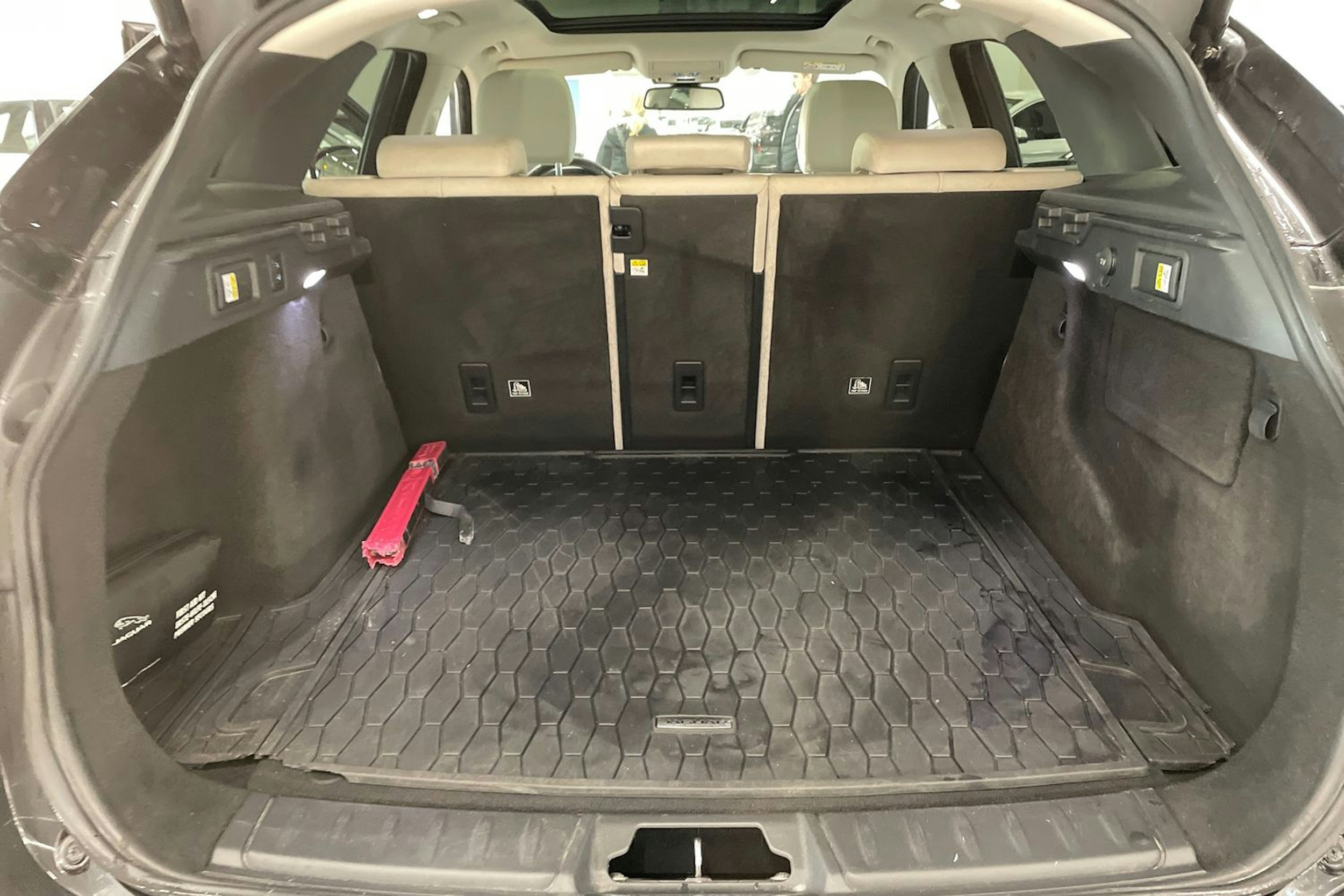 met. harmaa Jaguar F-PACE 2018 kuva 36.