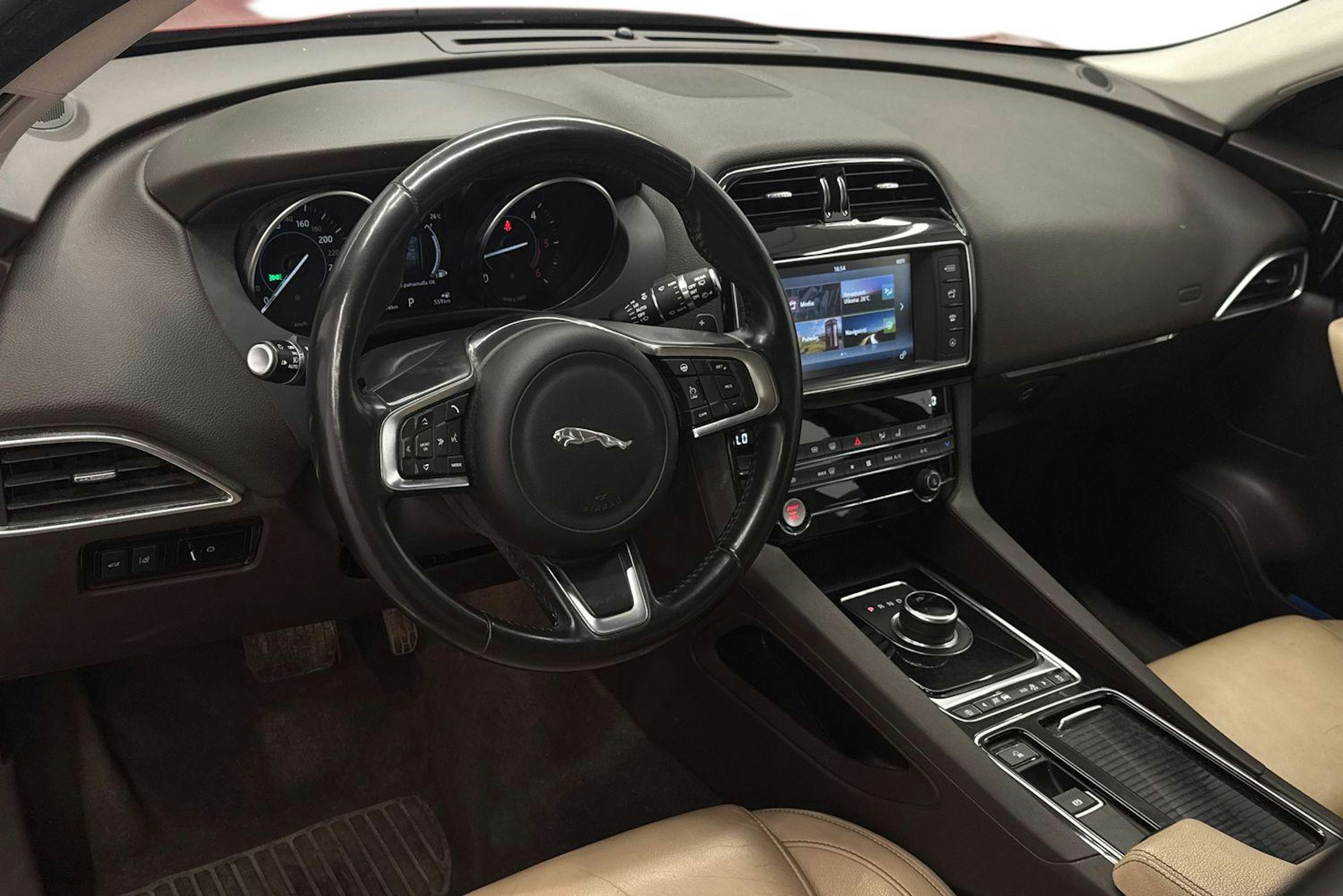 punainen Jaguar F-PACE 2018 kuva 7.