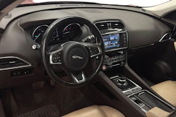 punainen Jaguar F-PACE 2018 kuva 7.