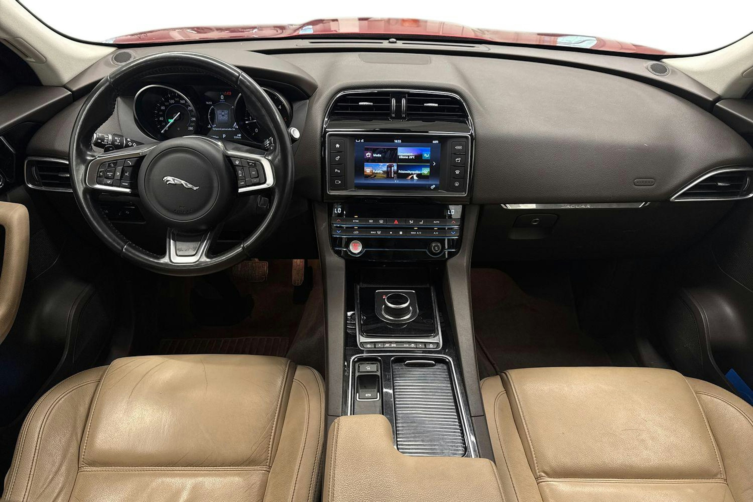 punainen Jaguar F-PACE 2018 kuva 9.