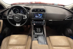 punainen Jaguar F-PACE 2018 kuva 9.