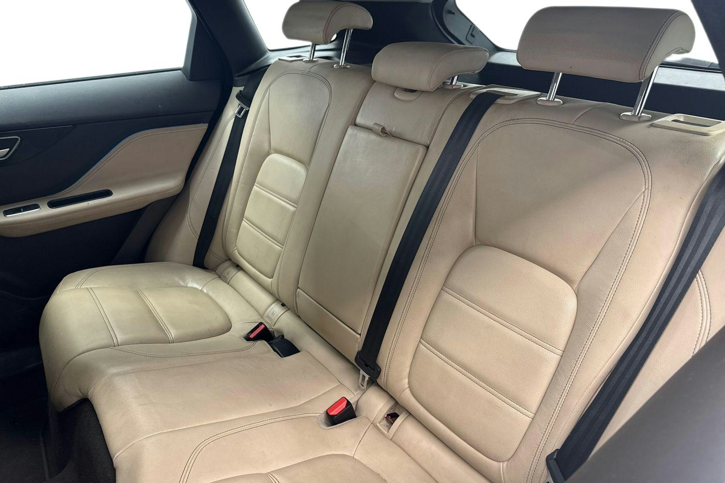 punainen Jaguar F-PACE 2018 kuva 10.