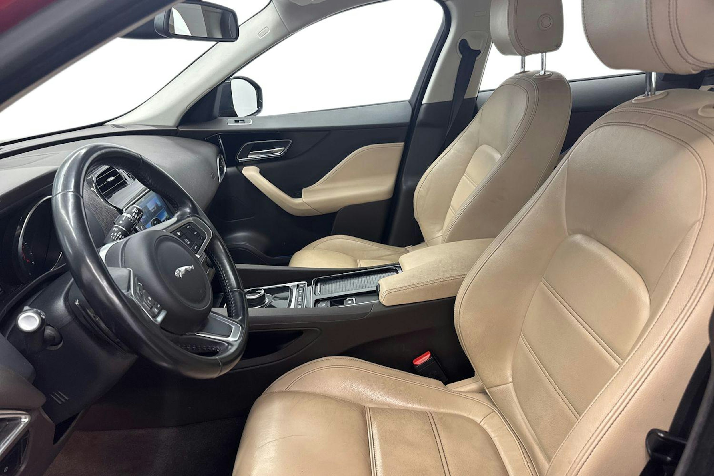 punainen Jaguar F-PACE 2018 kuva 11.