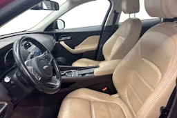 punainen Jaguar F-PACE 2018 kuva 11.