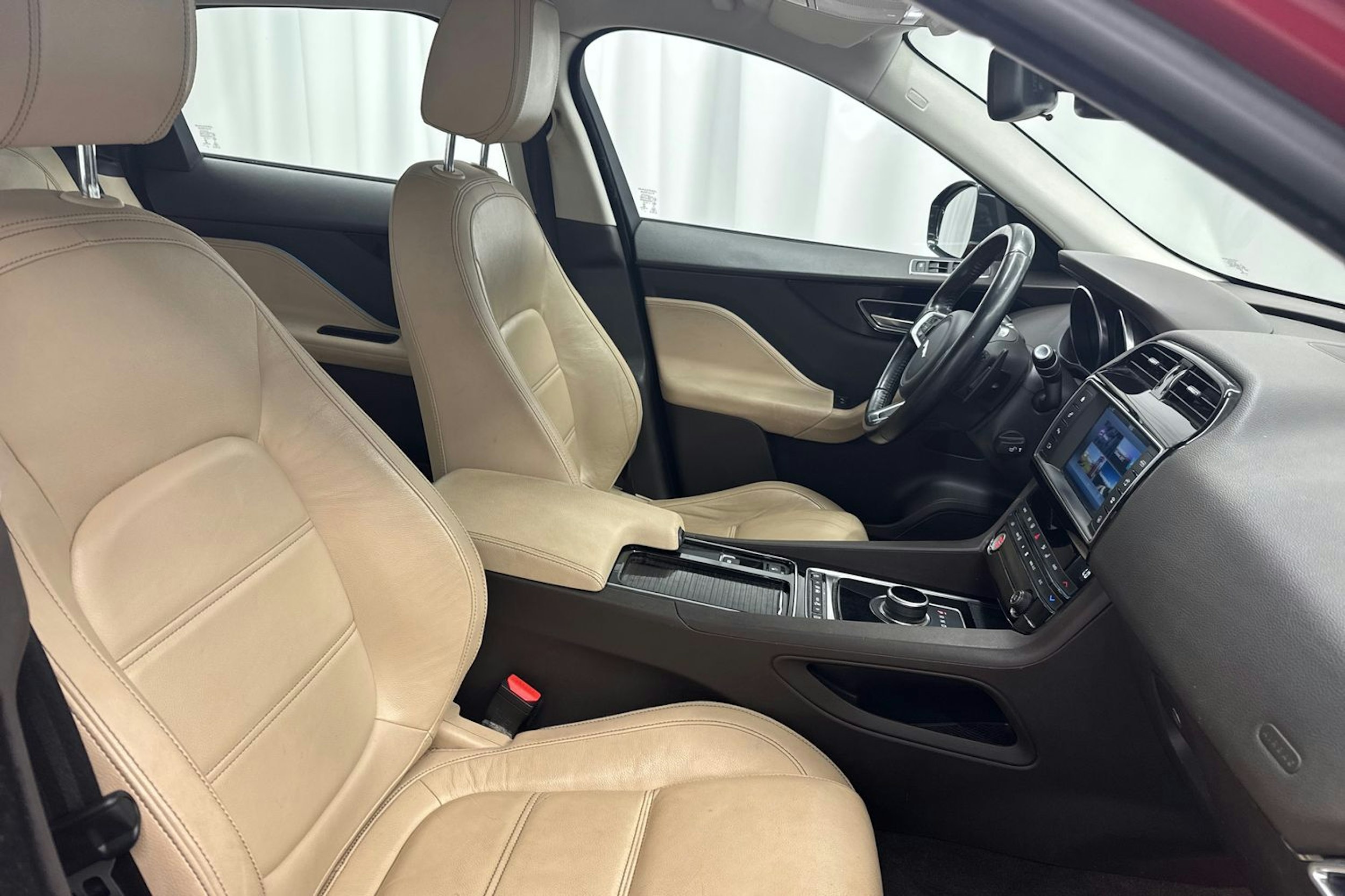 punainen Jaguar F-PACE 2018 kuva 13.