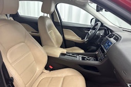 punainen Jaguar F-PACE 2018 kuva 13.
