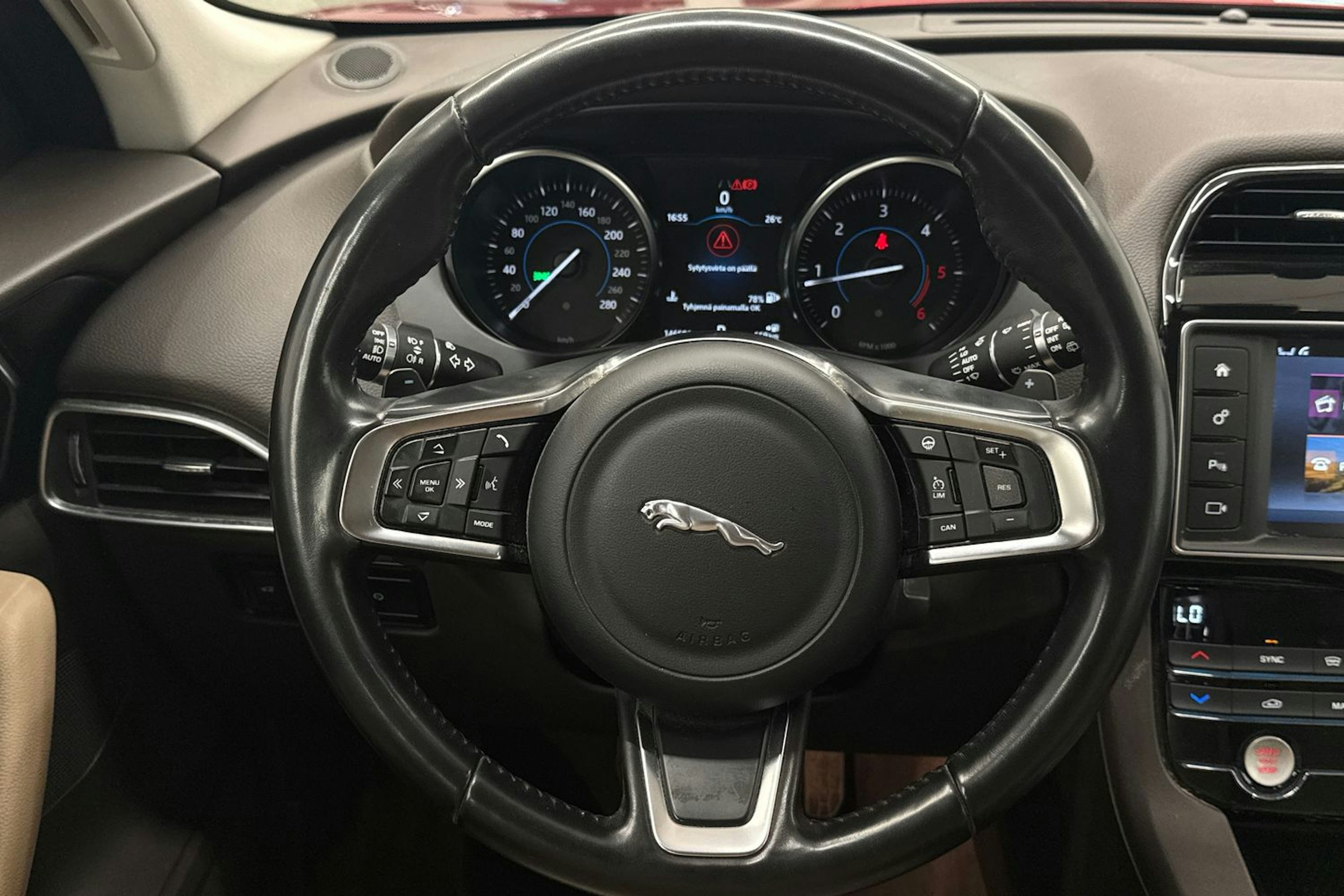 punainen Jaguar F-PACE 2018 kuva 14.