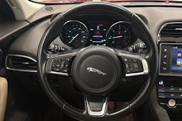punainen Jaguar F-PACE 2018 kuva 14.