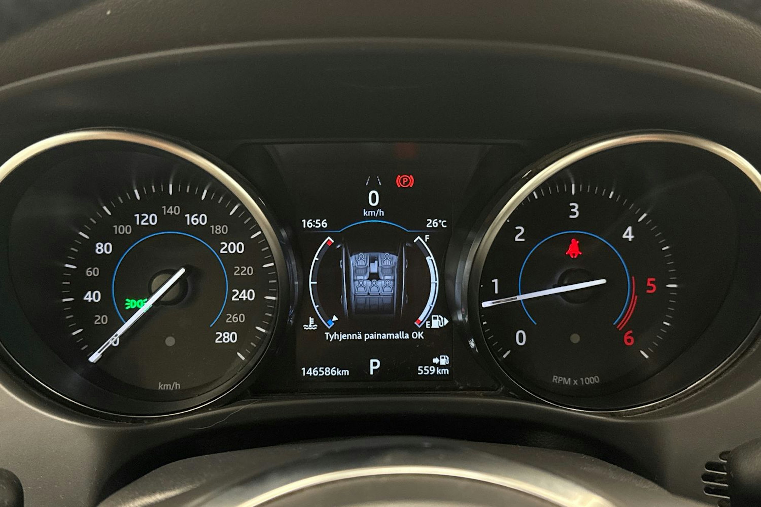 punainen Jaguar F-PACE 2018 kuva 17.