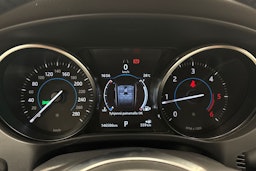 punainen Jaguar F-PACE 2018 kuva 17.