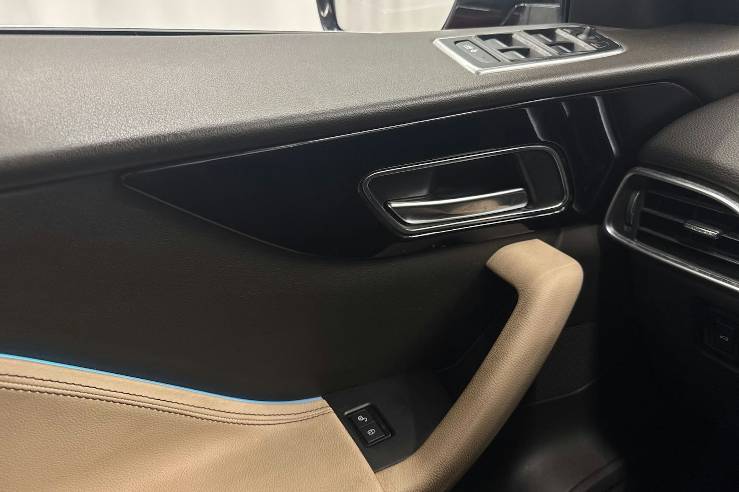 punainen Jaguar F-PACE 2018 kuva 18.