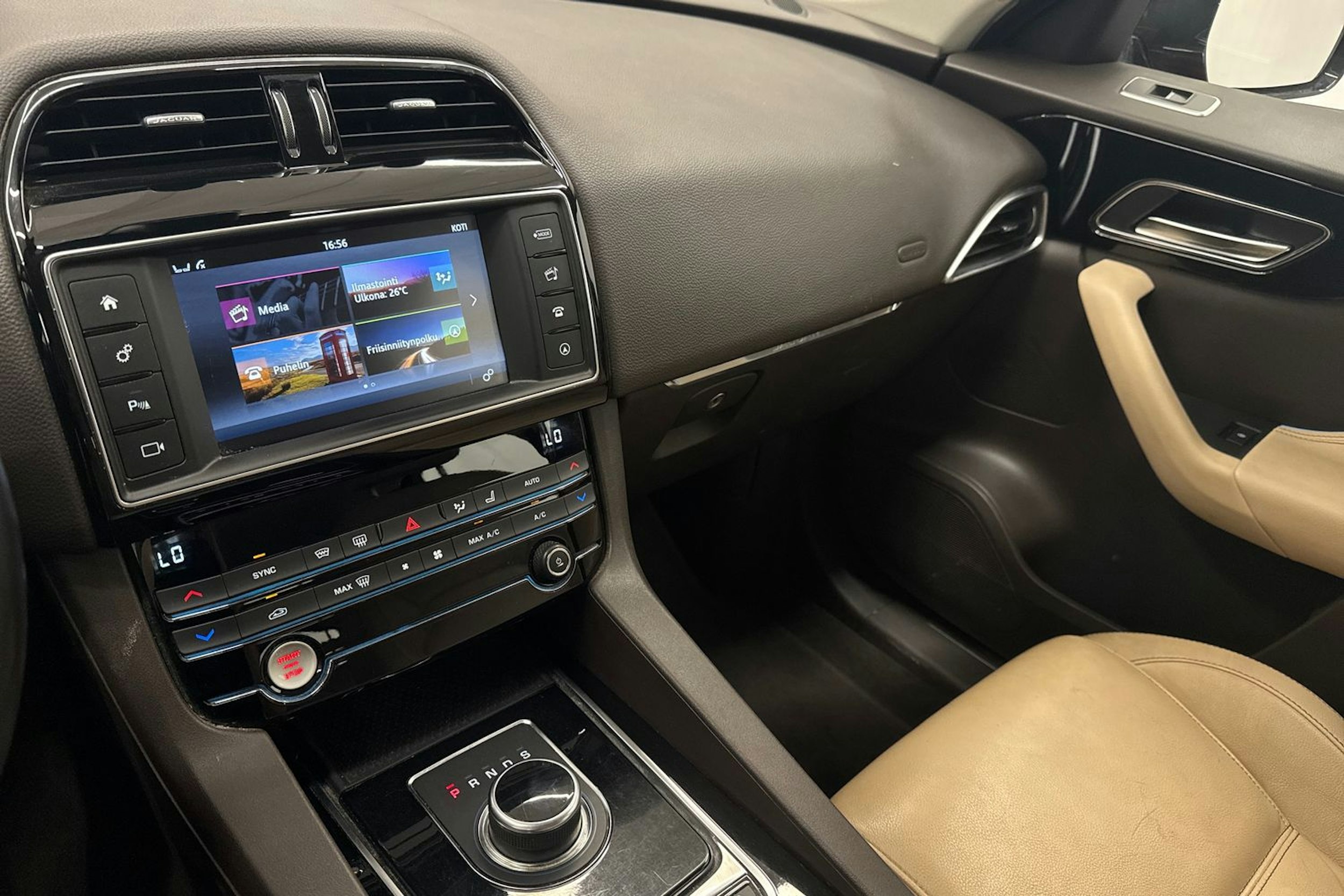 punainen Jaguar F-PACE 2018 kuva 20.