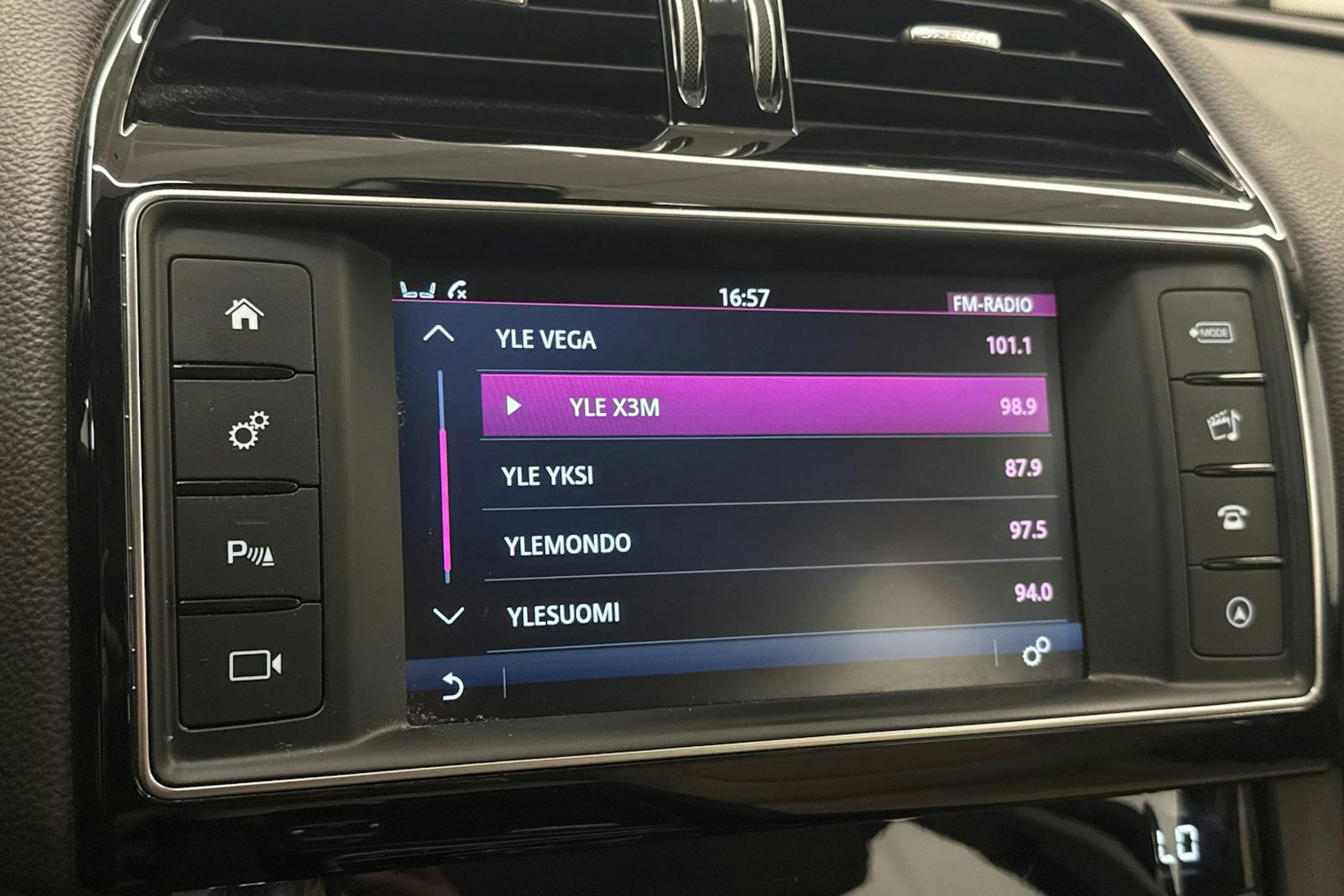 punainen Jaguar F-PACE 2018 kuva 23.