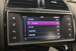 punainen Jaguar F-PACE 2018 kuva 23.