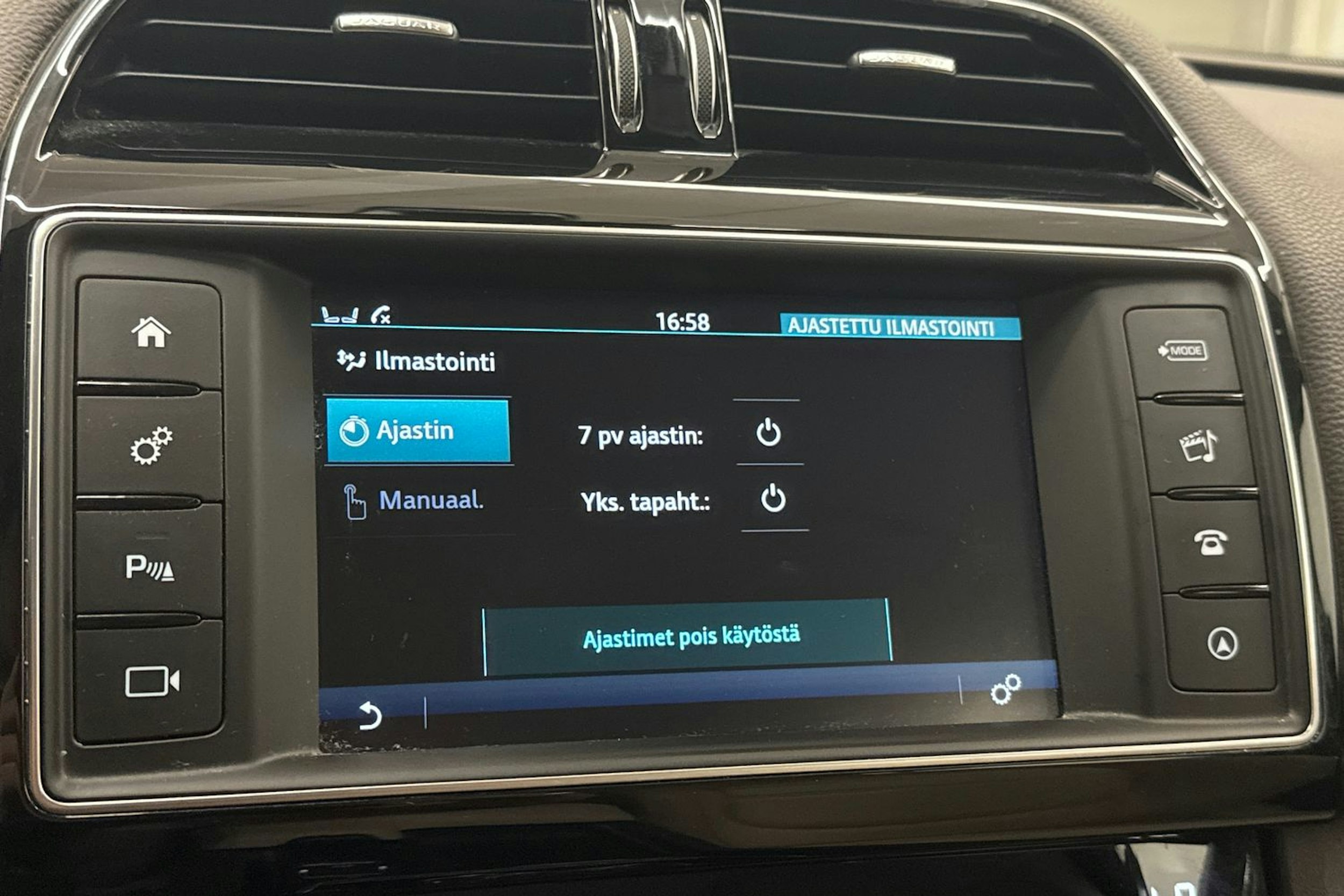 punainen Jaguar F-PACE 2018 kuva 26.