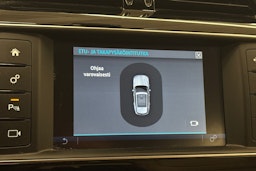 punainen Jaguar F-PACE 2018 kuva 28.