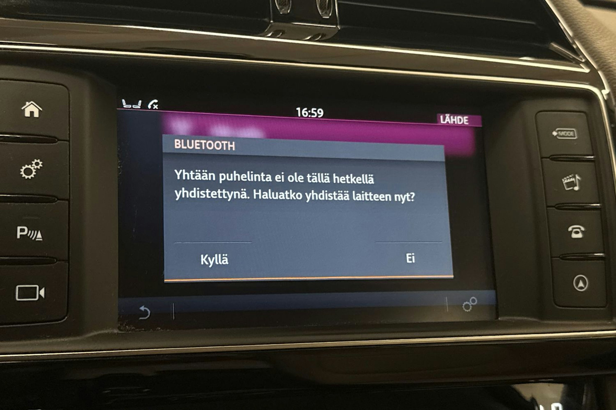 punainen Jaguar F-PACE 2018 kuva 29.