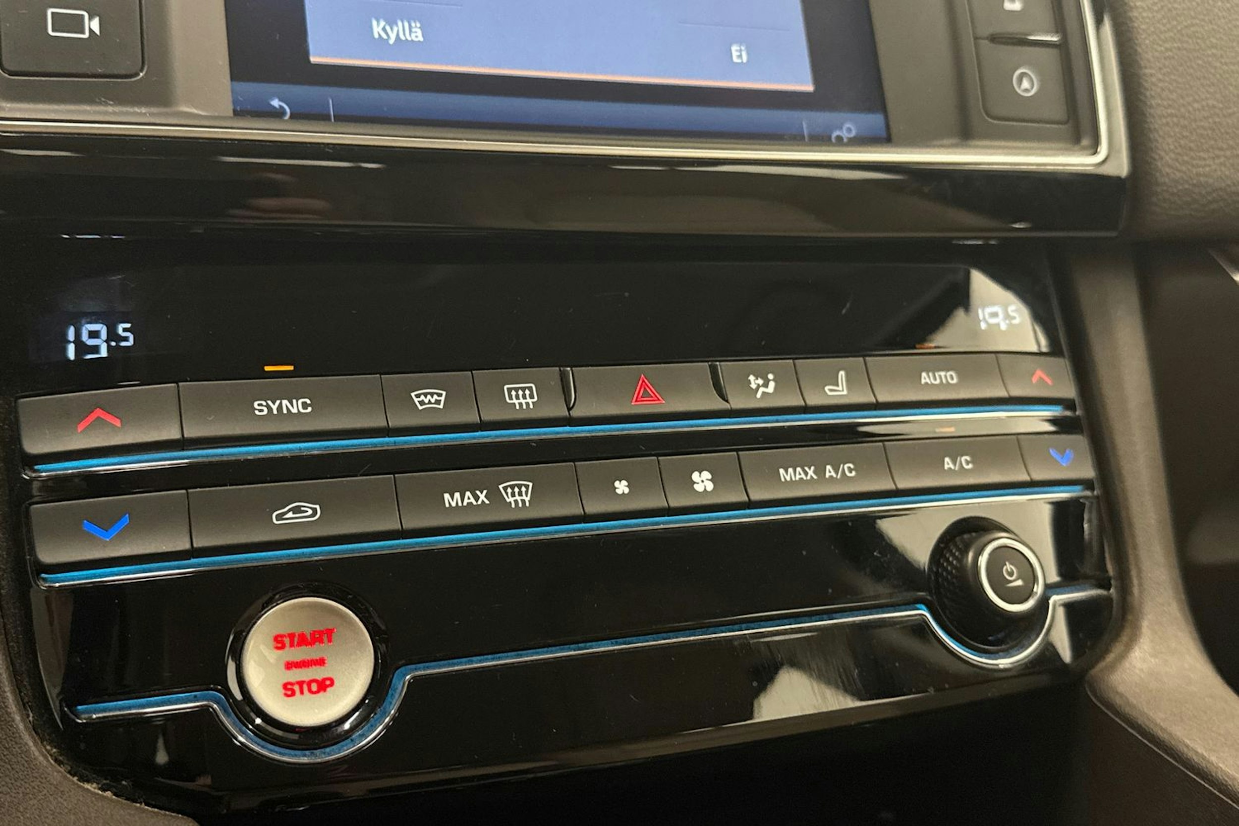 punainen Jaguar F-PACE 2018 kuva 30.