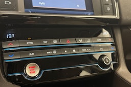 punainen Jaguar F-PACE 2018 kuva 30.