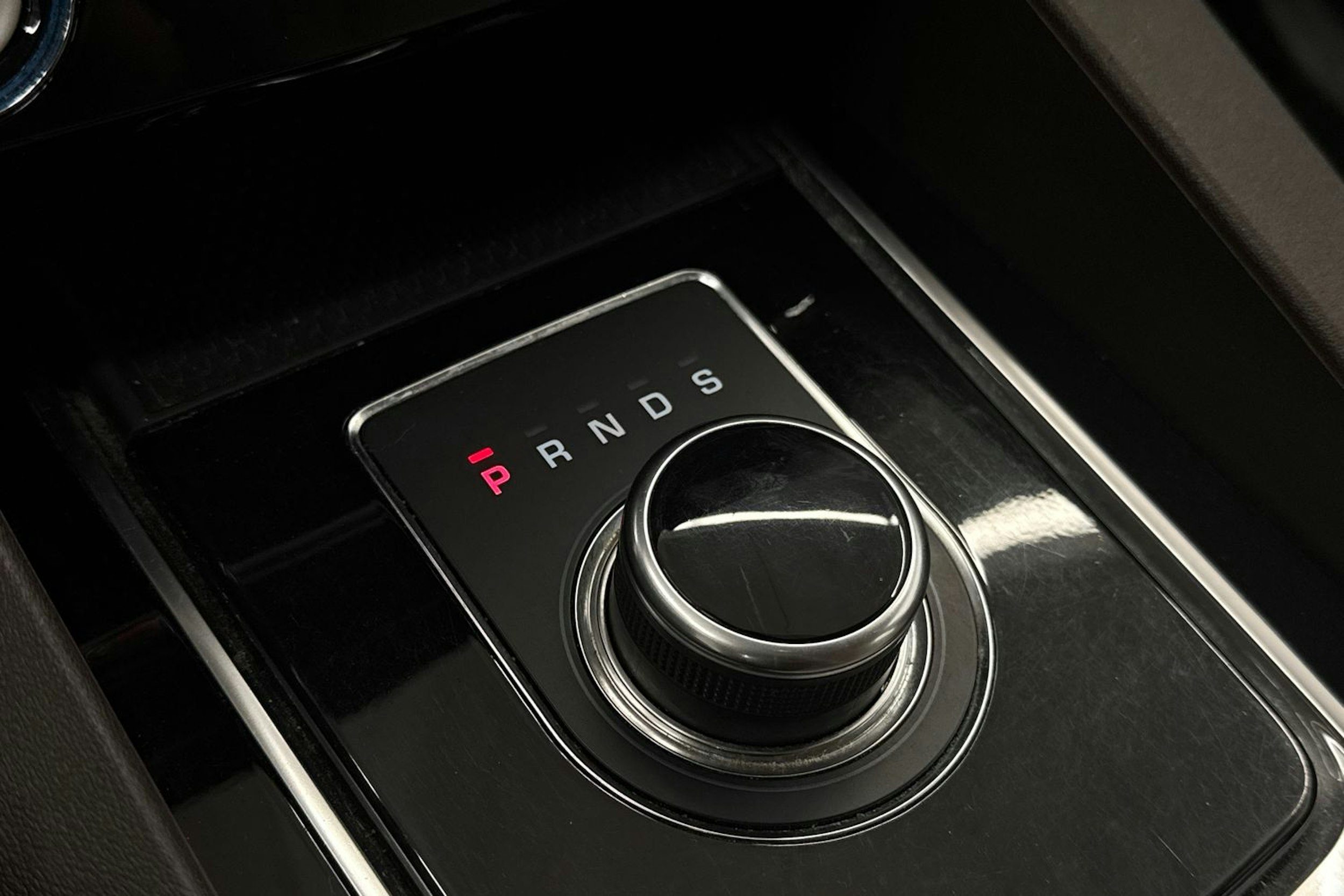 punainen Jaguar F-PACE 2018 kuva 31.