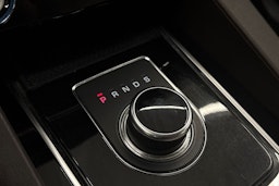 punainen Jaguar F-PACE 2018 kuva 31.