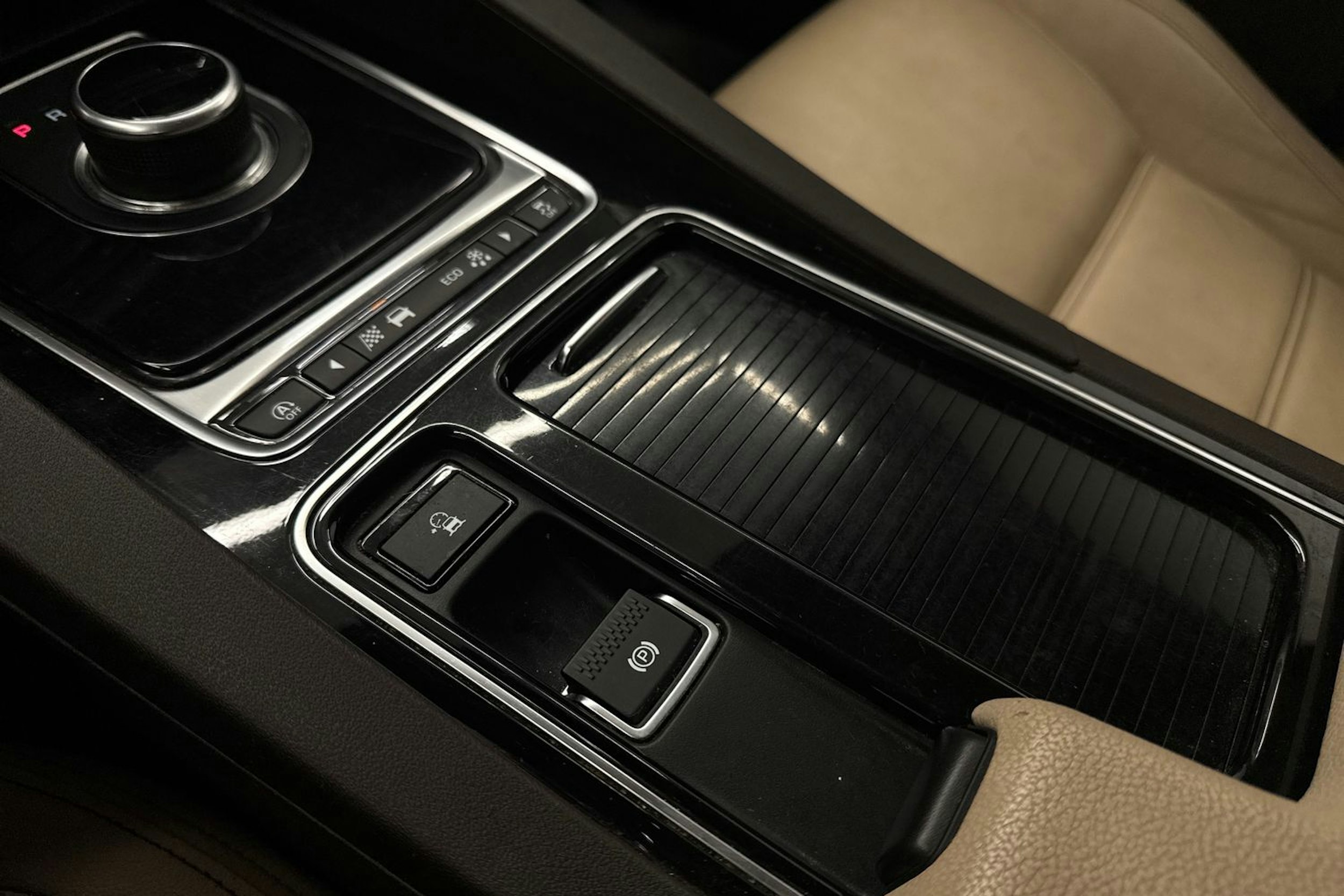 punainen Jaguar F-PACE 2018 kuva 32.