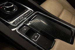 punainen Jaguar F-PACE 2018 kuva 32.
