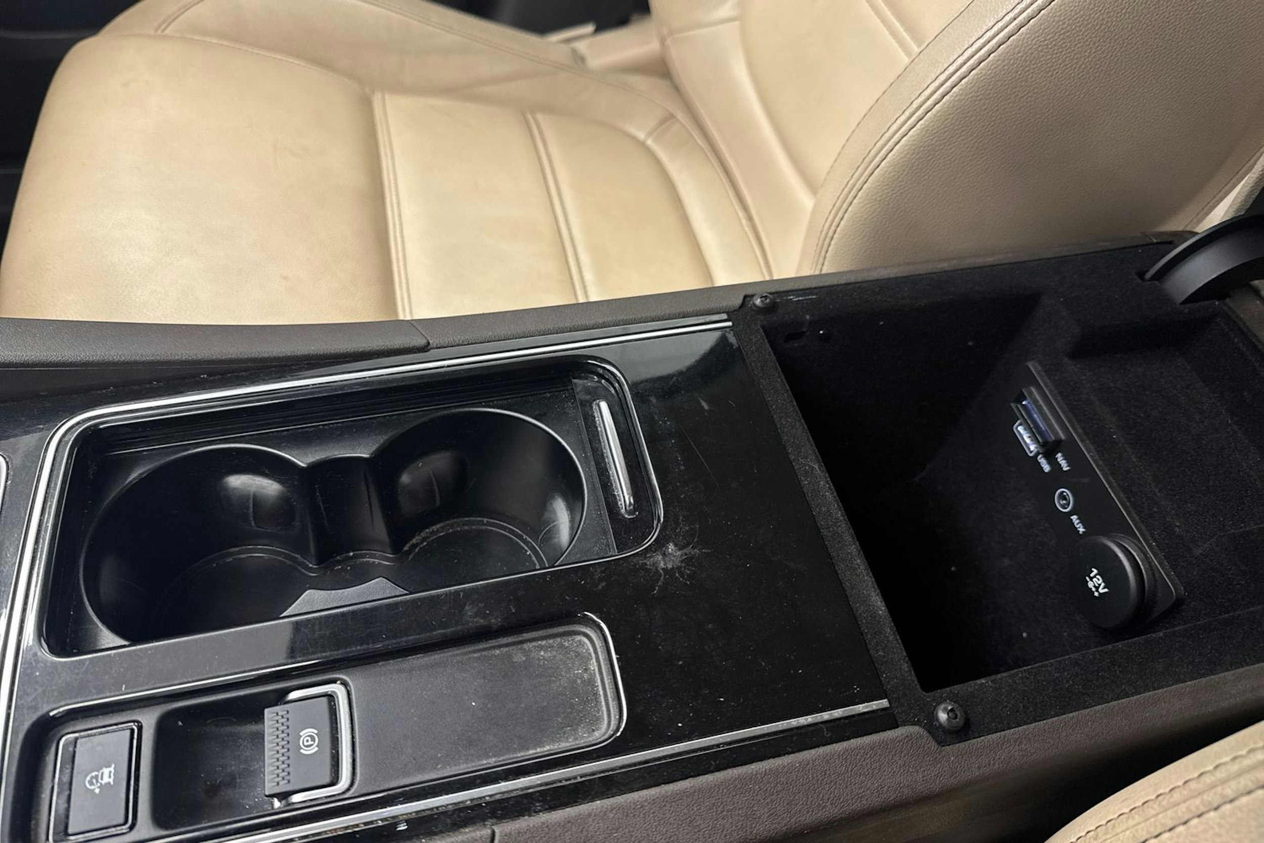 punainen Jaguar F-PACE 2018 kuva 34.