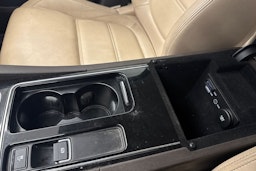 punainen Jaguar F-PACE 2018 kuva 34.