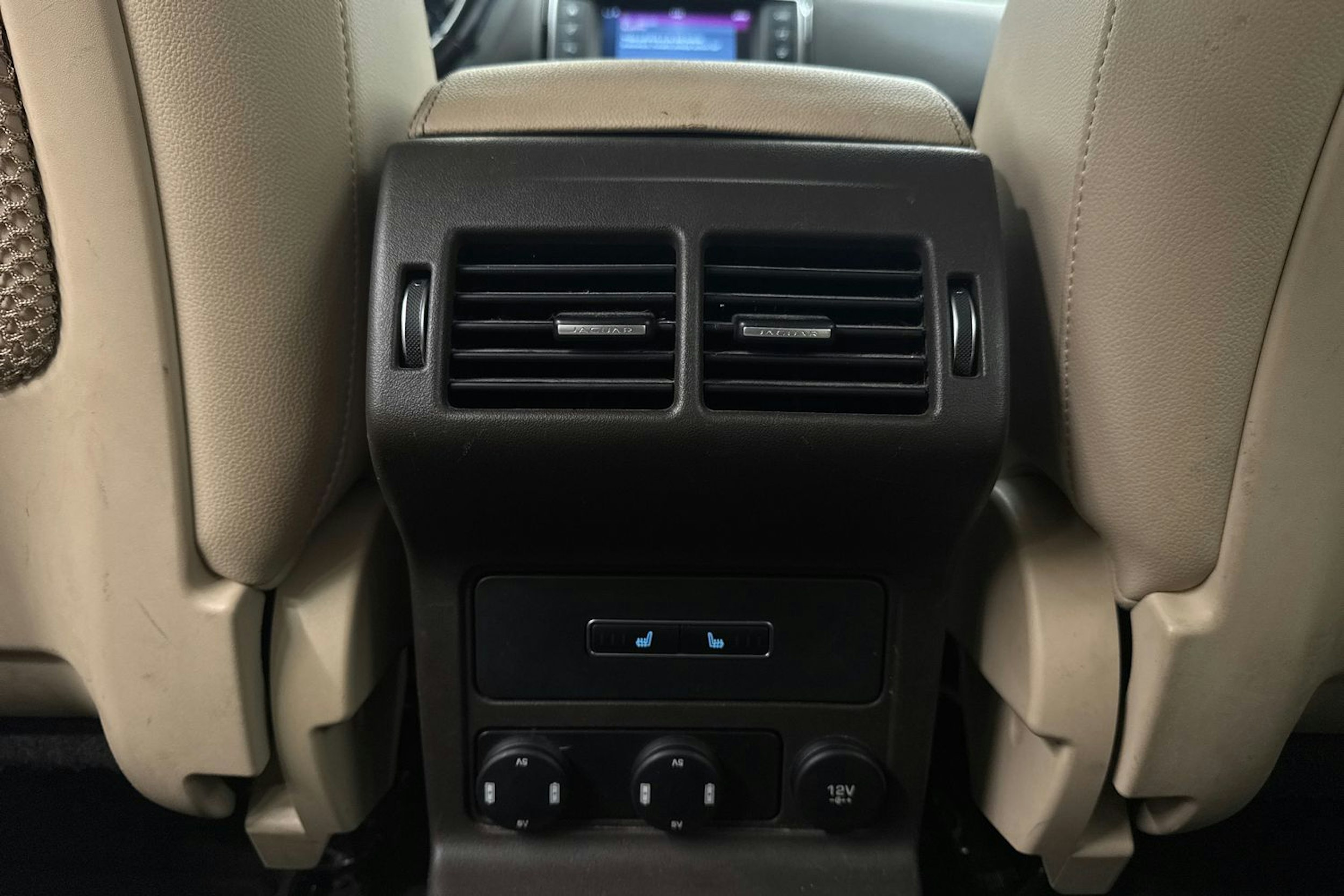 punainen Jaguar F-PACE 2018 kuva 35.