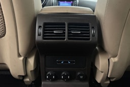 punainen Jaguar F-PACE 2018 kuva 35.