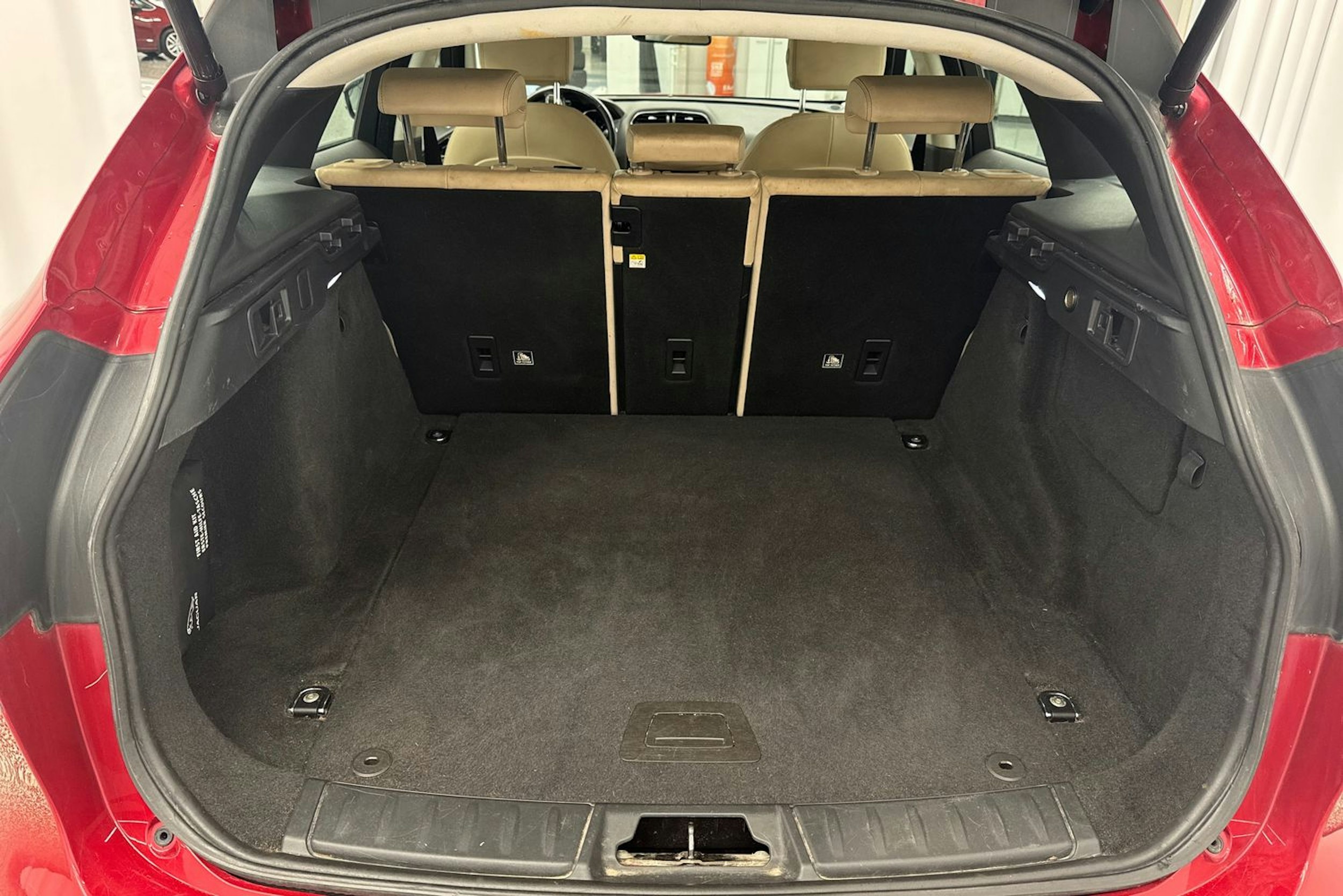 punainen Jaguar F-PACE 2018 kuva 36.