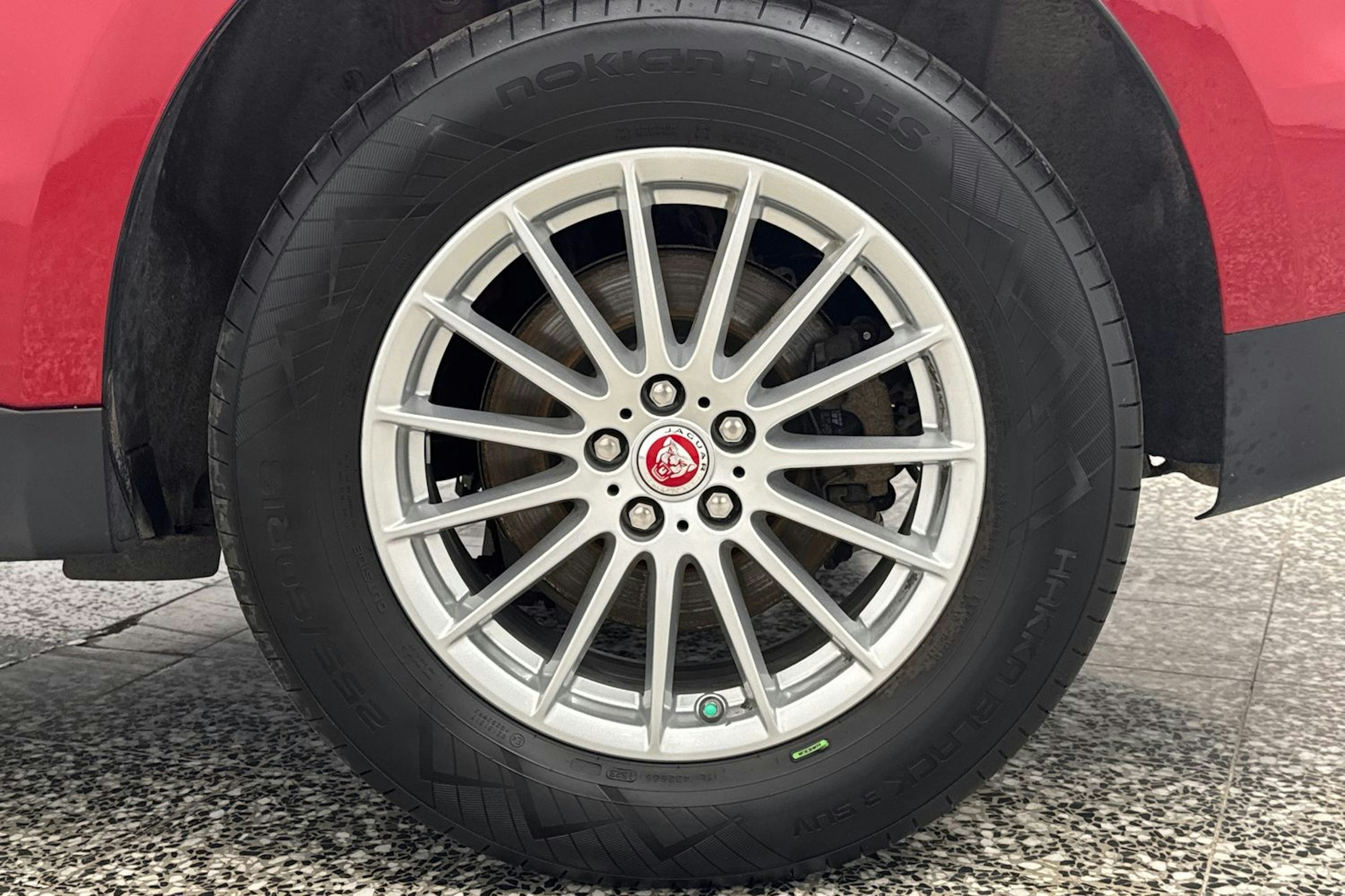 punainen Jaguar F-PACE 2018 kuva 39.