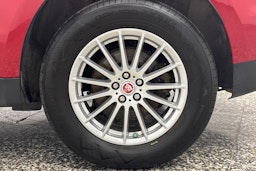 punainen Jaguar F-PACE 2018 kuva 39.