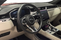 punainen Jaguar F-PACE 2021 kuva 7.