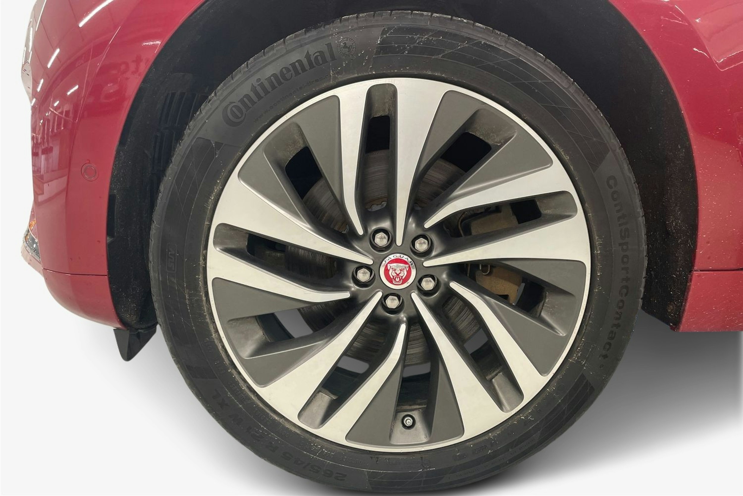 punainen Jaguar F-PACE 2021 kuva 11.