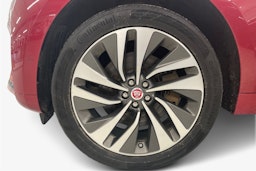 punainen Jaguar F-PACE 2021 kuva 11.