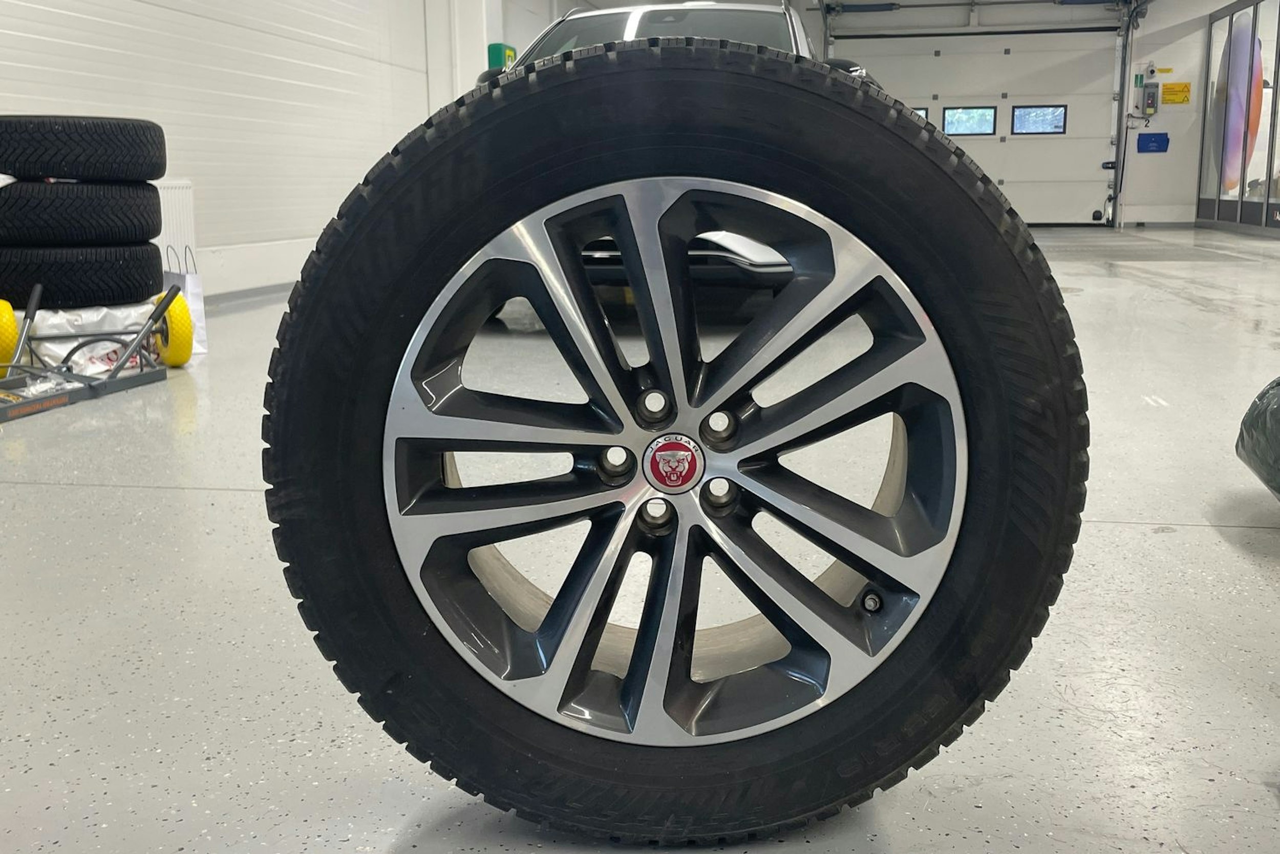 punainen Jaguar F-PACE 2021 kuva 13.