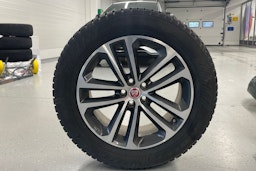 punainen Jaguar F-PACE 2021 kuva 13.