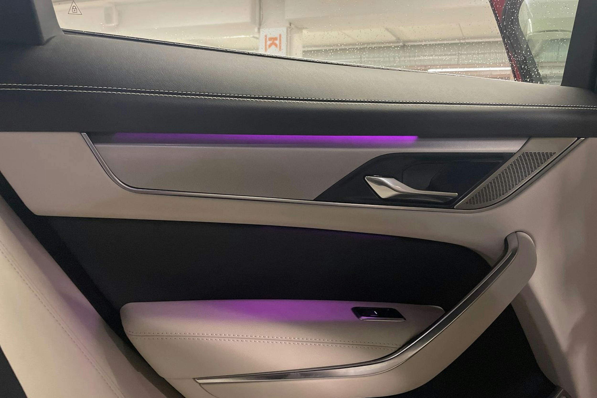 punainen Jaguar F-PACE 2021 kuva 14.
