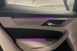 punainen Jaguar F-PACE 2021 kuva 14.