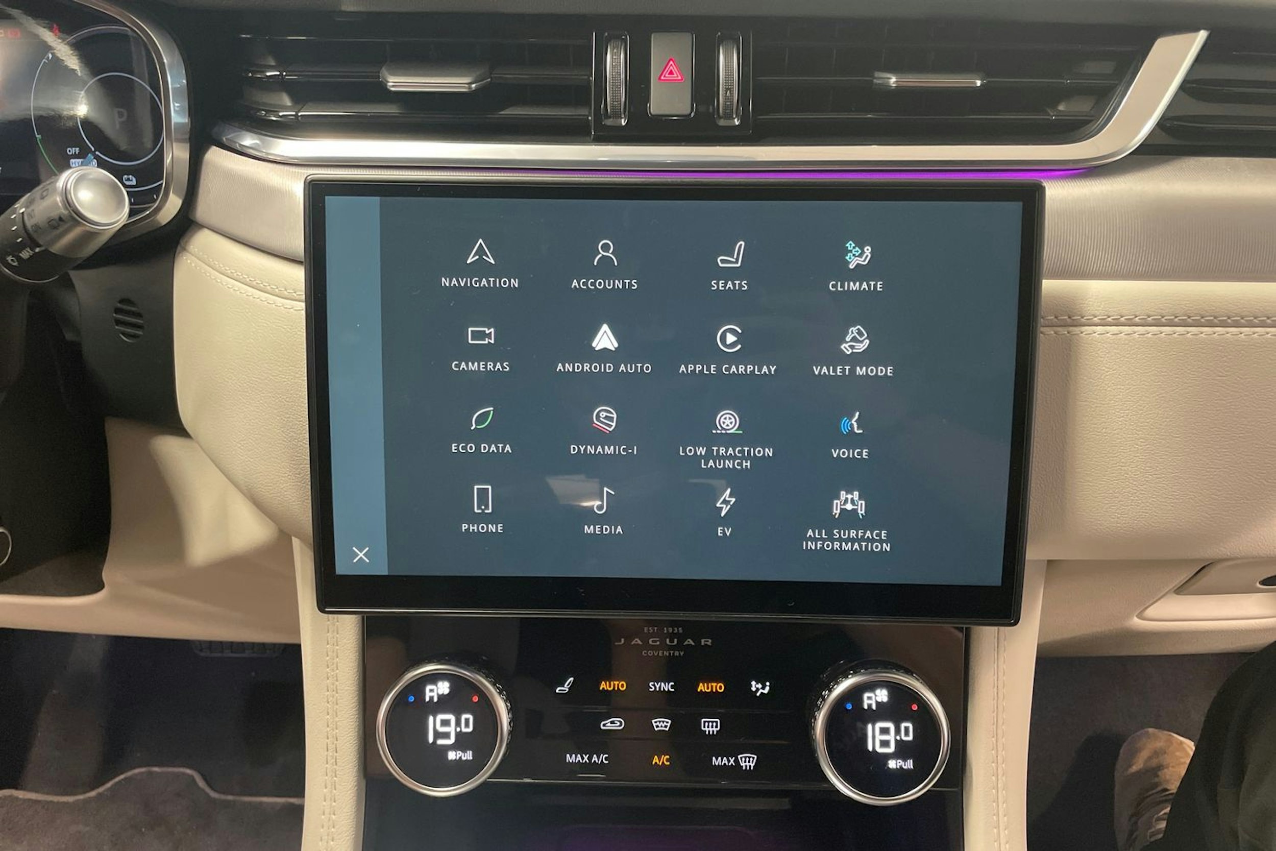 punainen Jaguar F-PACE 2021 kuva 16.