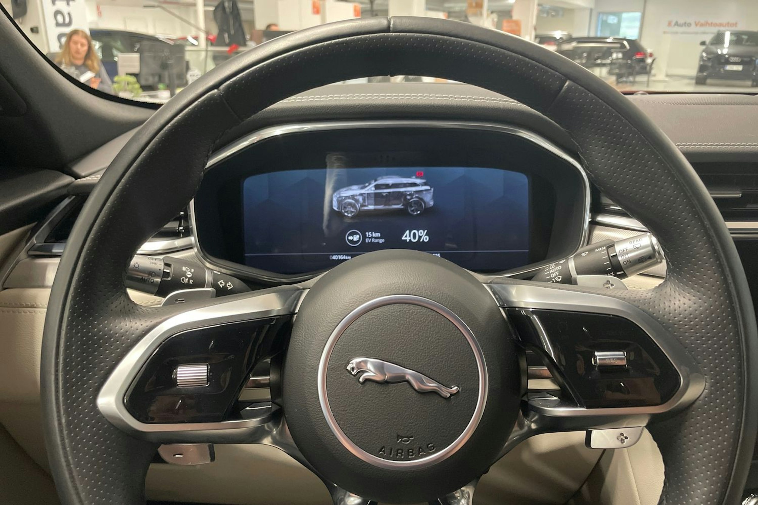 punainen Jaguar F-PACE 2021 kuva 18.