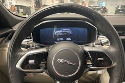 punainen Jaguar F-PACE 2021 kuva 18.