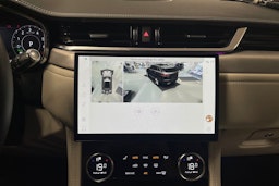 punainen Jaguar F-PACE 2021 kuva 21.
